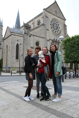 Diana, Petra, Sally a Marie před kostelem v Esch